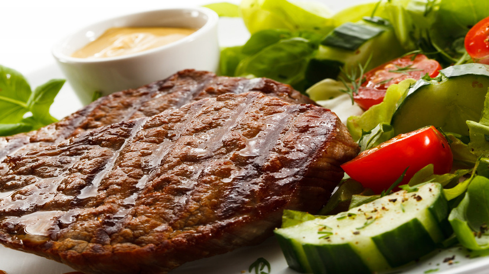 Grillfleisch und Salat